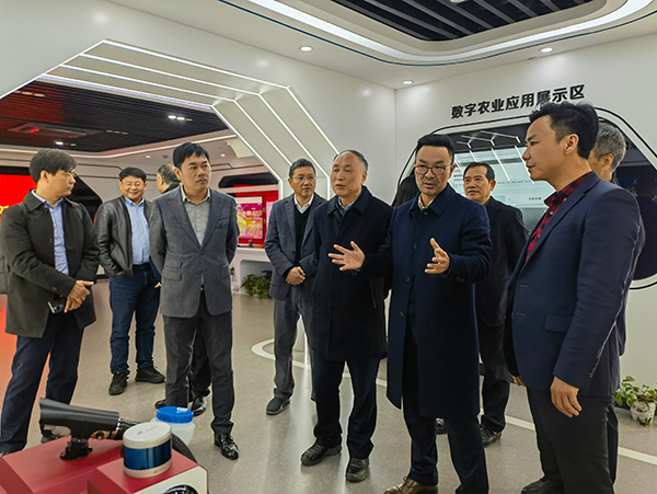浙江省农业科学院病毒学与生物技术研究所所长徐俊锋一行莅临1929cc威尼斯云农调研指导